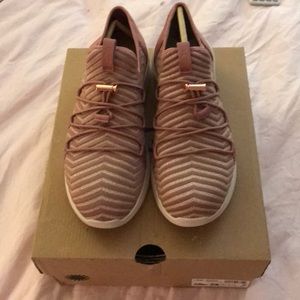 NWT ugg brand walking shoes size 7 1/2